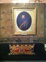 O."Allt i ett", porträtt av kung Karl XV i bakgrunden en antik Ningxia och nedan en skånsk agedyna.