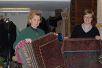 5. Brita Berntson och Inga Lundberg visar typiska Baluch mattor.