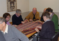 Antik, turkmensk textil av omdiskuterat slag studeras