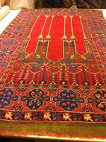 F. En ca 350 år gammal västanatolisk matta med bönenisch - av världsklass!